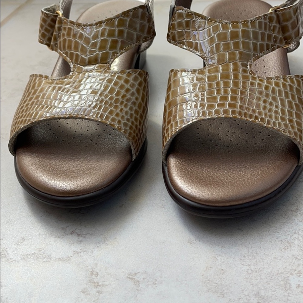 SAS Suntimer patent leather croc comfort sandals - Picture 2 of 8